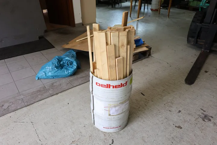 Fass mit Holzteile Bretter